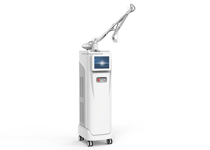 3 In 1 RF Fractional CO2 เลเซอร์ความถี่วิทยุ 10600nm AC 220V / 110V 10A