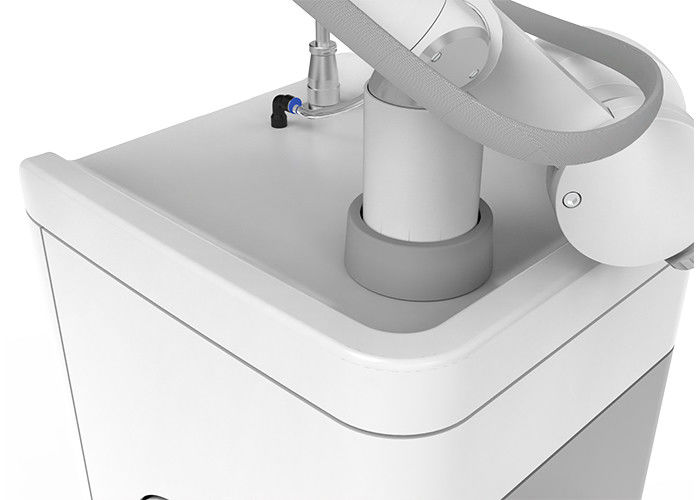 3 In 1 RF Fractional CO2 เลเซอร์ความถี่วิทยุ 10600nm AC 220V / 110V 10A